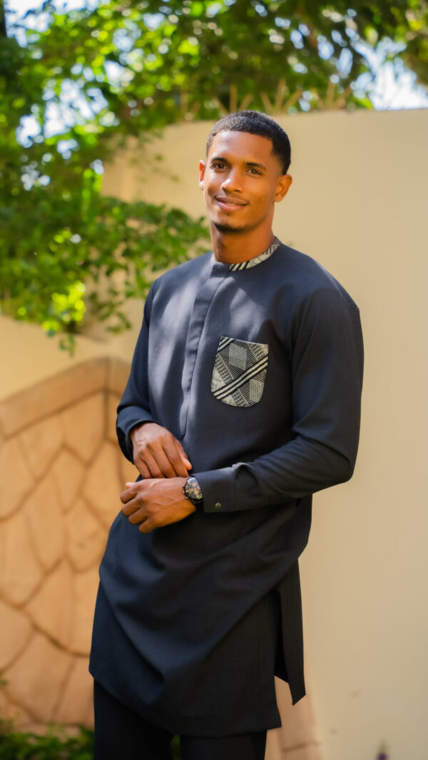 Découvrez l'Ensemble Homme Mansa, un symbole de sophistication et de style. Inspiré par la royauté africaine, cet ensemble incarne l'élégance et la grâce.